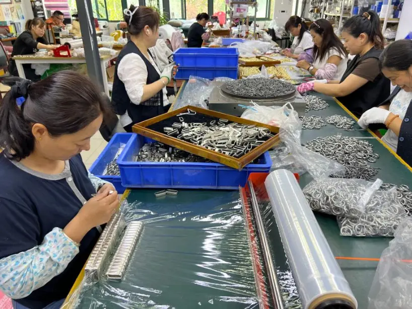 Kunyu Jewelry-k 12.000 kubatar kate eta eskumuturreko pertsonalizatuen bidalketa amaitu du Ipar Amerikara