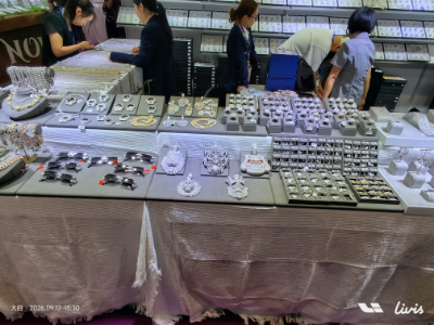 Kunyu Jewelry Design Taldea SEASONS Fashion Jewellery Azoka bisitatzen du Hong Kong-en Kunyu Jewelry Design Taldea SEASONS Fashion Jewellery Azoka bisitatzen du Hong Kong-en